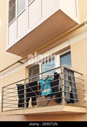 asciugabiancheria sul balcone dell'appartamento Foto Stock