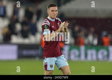 Conor Coventry #32 del West Ham United applaude i tifosi durante la partita della UEFA Europa Conference League West Ham United vs Silkeborg allo stadio di Londra, Londra, Regno Unito, 27th ottobre 2022 (Photo by Arron Gent/News Images) Foto Stock