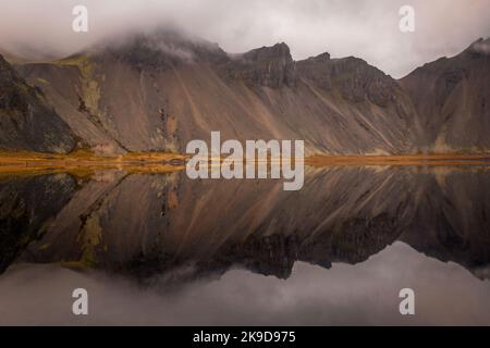 Riflessioni sul Monte Vestrahorn, Islanda Foto Stock