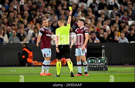 Londra, Regno Unito. 27th Ott 2022. Joni Hyytiä (Referee, fin) mostra il cartellino giallo a Conor Coventry (West Ham, a destra) mentre Vladimír Coufal (West Ham) guarda durante il West Ham vs Silkeborg SE UEFA Europa Conference League partita al London Stadium Stratford. Credit: MARTIN DALTON/Alamy Live News Foto Stock