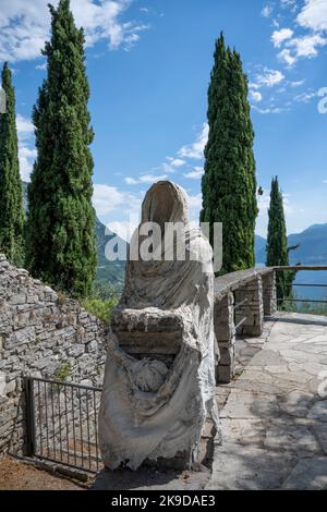 Scultura fantasma al Castello di Vezio (Castello di Vezio) sopra la città lacustre di Varenna, Lombardia, Italia Foto Stock