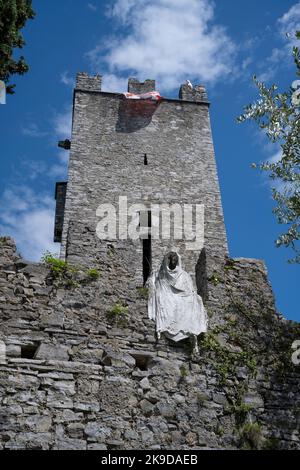 Castello di Vezio (Castello di Vezio) sopra la città lacustre di Varenna, Lombardia, Italia Foto Stock