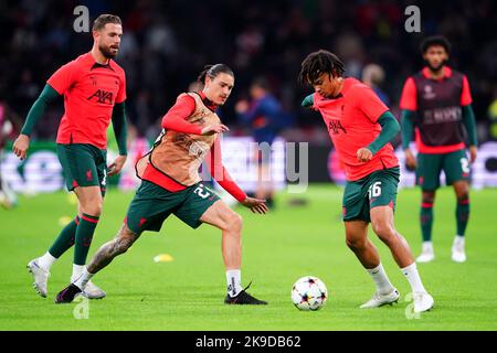 Trent Alexander-Arnold di Liverpool (a destra) e Darwin Nunez si scaldano davanti al gruppo UEFA Champions League Una partita alla Johan Cruyff Arena di Amsterdam, Paesi Bassi. Data immagine: Mercoledì 26 ottobre 2022. Foto Stock