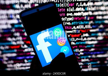 India. 27th Ott 2022. In questa immagine, i logo Facebook, Instagram e WhatsApp visualizzati su uno smartphone. (Credit Image: © Avishek Das/SOPA Images via ZUMA Press Wire) Foto Stock