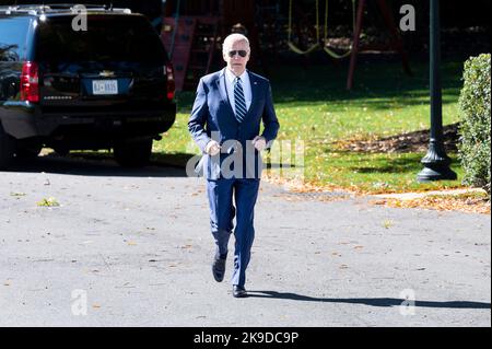 27 ottobre 2022, Washington, District of Columbia, USA: Il presidente JOE BIDEN (D) (D) si è fatto jogging per parlare con la stampa prima di lasciare la Casa Bianca per iniziare il suo viaggio a Syracuse, New York. (Credit Image: © Michael Brochstein/ZUMA Press Wire) Credit: ZUMA Press, Inc./Alamy Live News Foto Stock