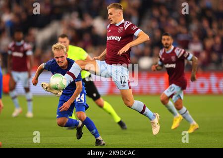 London Stadium, Londra, Regno Unito. 27th Ott 2022. Europa Conference League football West Ham vs Silkeborg IF: Flynn Downes of West Ham United controlla la palla Credit: Action Plus Sports/Alamy Live News Foto Stock