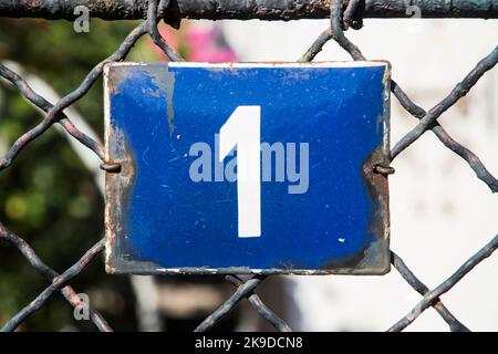 Grunge pialla quadrata in metallo smaltato con agenti atmosferici del numero di strada indirizzo con numero 1 Foto Stock