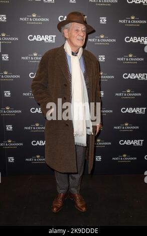 Londra, Regno Unito. 27th Ott 2022. Sir Ian McKellen partecipa alla serata di gala del 'Cabaret al Kit Kat Club' London England UK il 27th ottobre 2022. Foto di Gary Mitchell Credit: Gary Mitchell, GMP Media/Alamy Live News Foto Stock