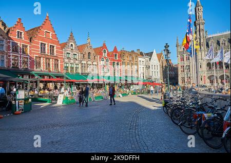 Bruges, le Fiandre, il Belgio e gli edifici architettonici ornati fiancheggiano il Markt nel cuore della città. Foto Stock