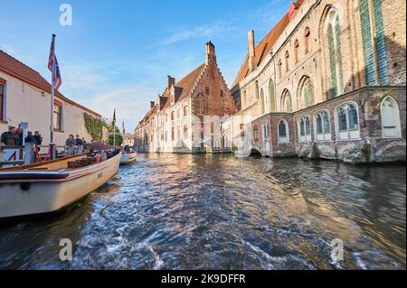 Barche sul canale di Bruges accanto all'Ospedale di Saint Johns, un ospedale del 11th ° secolo e ora un museo Foto Stock