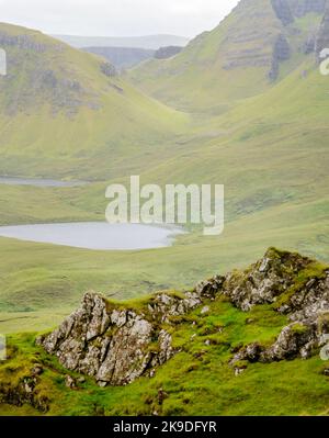 Il giro a piedi di Quiraing, bello, stupefacente, scozzese drammatico, isola di Skye paesaggio montano, rocce frastagliate e picchi, resti di smottamento antico, windi Foto Stock