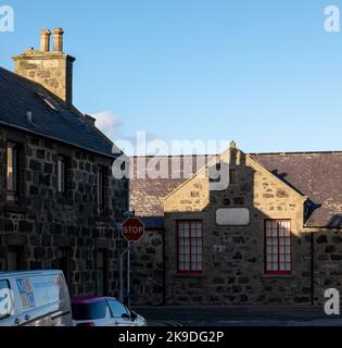 26 ottobre 2022. Fraserburgh, Aberdeenshire, Scozia. Si tratta di un camino che si brezza catapasta riflesso su un altro edificio. Foto Stock