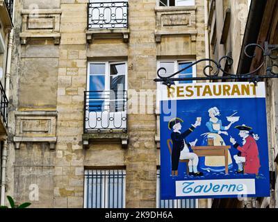 Parigi Francia - Giugno 2009; cartello appeso dipinto a mano per ristorante in piccolo vicolo. Foto Stock