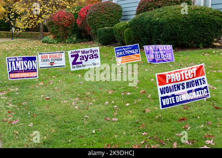 Il prato anteriore aggiunge per le elezioni di metà mandato 2022 a Lakewood, Ohio Foto Stock