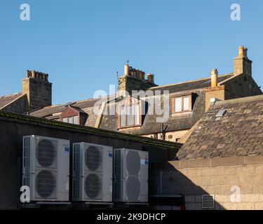 26 ottobre 2022. Fraserburgh, Aberdeenshire, Scozia. Si tratta di unità di aria condizionata in un punto vendita al dettaglio in un pomeriggio di sole. Foto Stock