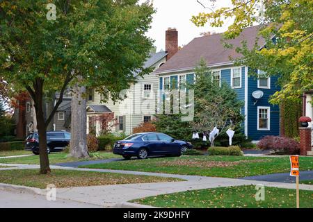 Case e casa di proprietà in strada residenziale a Lakewood, Ohio Foto Stock