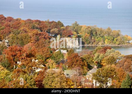 Lakewood e Lakewood Park presso il lago Erie fotografati dall'alto. Foto Stock