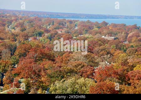 Vista a ovest su Lakewood con il lago Erie sullo sfondo Foto Stock
