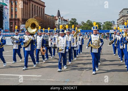 Dnipro, Ucraina - 14 settembre 2019: Banda di ottone in costumi cerimoniali marcheggia lungo la piazza centrale nella celebrazione del giorno della città Foto Stock