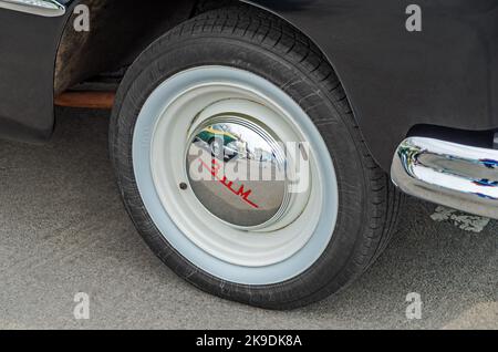 Dnipro, Ucraina - 14 settembre 2013: Mostra di automobili e moto e altri tecnici d'epoca. Ruota anteriore della vettura sovietica di lusso ZIM-12 Foto Stock