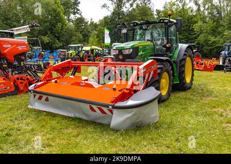 GERMANIA - WETZLAR LUGLIO 08: Trattore JOHN DEERE con falciatrice anteriore. JOHN DEERE è un fornitore leader di attrezzature agricole negli Stati Uniti Foto Stock