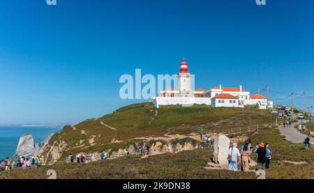 Faro di Cabo da Roca nel Parco Naturale di Sintra-Casais, Portogallo, il punto più occidentale dell'Europa continentale Foto Stock