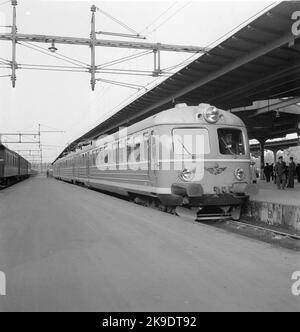 Ferrovia statale, SJ X0A5 220. Treno espresso Skandiapilen. In funzione fino alla metà degli anni '1980s. Foto Stock