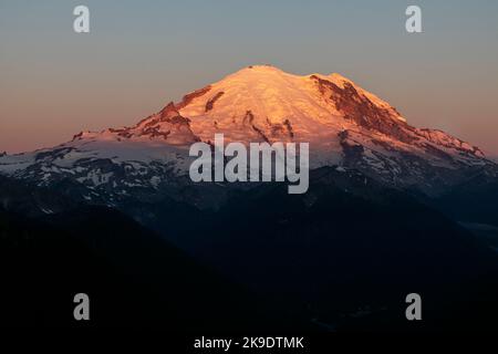 WA22595-00...WASHINGTON - Alba sul Monte Rainier dal Crystal Peak nel Parco Nazionale del Monte Rainier. Foto Stock
