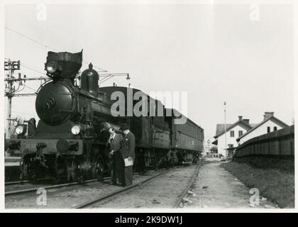 State Railways, SJ C3 1533 e SJ Bo7 2812. Questo carro fu combinato nel 1893 da due carri A due assi B1b 456 e 458. Il primo era stato originariamente incluso nel treno reale come 'carrozza della principessa della Corona'. Nel 1930, il carro fu ricostruito dall'officina di SJ a Tomteboda per una macchina di misura per l'esame della posizione della pista. In quanto tale, è stato trasferito al parcheggio di servizio nel 1962. Foto Stock