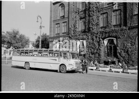 Le Ferrovie di Stato, SJ Tourist bus con autista e hostess, qui fuori Malmö Central Station.Bussen nella foto produzione numero 2284. E 'stato incluso in una serie di autobus di tipo Scania-Vabis B 63 Special dal 1954 con Hägglundskaross da Örnsköldsvik, compresa la serie 2279-2288.Sessa è stato dotato di interni di lusso, servizi igienici, frigorifero e hostess autobus. Ad ogni posto c'era un pulsante che il viaggiatore poteva premere, per cui era poi sul retro della parte posteriore dell'autobus, un piccolo vassoio di lamiera giù con un numero di posto in modo che la persona in questione potesse immediatamente cercare Foto Stock