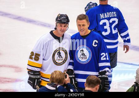 Toronto, Canada - 13 novembre 2011: Il nuovo induttore Joe Nieuwendyk posa con la leggenda dell'acero di Toronto Borje Salming dopo il gioco Hockey Hall of Fame Legends Classic all'Air Canada Centre Foto Stock