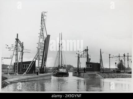Il nuovo ponte ferroviario a doppio binario a Töreboda con la benna a ribalta in modalità traffico canale per la spedizione. Foto Stock