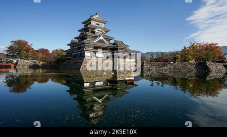 Castello di Matsumoto nelle prime ore del mattino autunnale Foto Stock