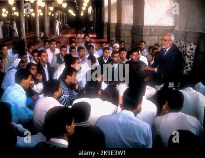 Cerchio di insegnamento islamico nella moschea di al Ahzar una delle università più antiche del mondo. Insegnante e studenti. Foto Stock