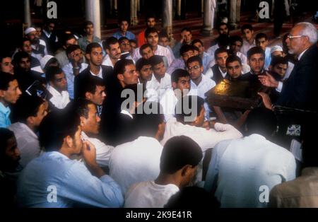 Cerchio di insegnamento islamico o halaqa nella moschea al-Ahzar al Cairo, Egitto Foto Stock