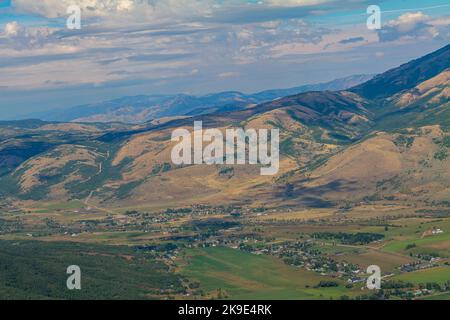 Paesaggio montano estivo negli Stati Uniti. Giorno di sole e cielo nuvoloso, vista del villaggio dalla cima della roccia Foto Stock