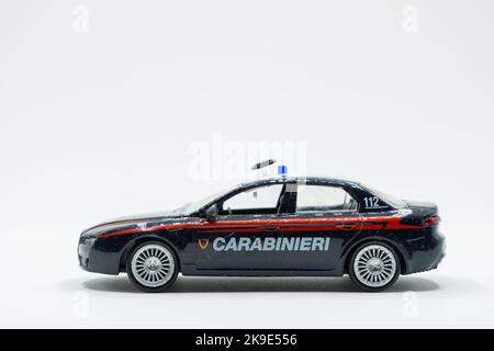 Carabinieri macchina giocattolo della polizia italiana su bianco Foto Stock