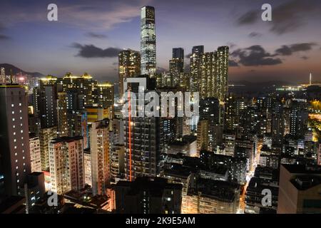 Una vista di Joran e West Kowloon dopo il tramonto. Kowloon, Hong Kong. Foto Stock