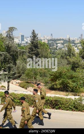 Soldati israeliani in visita al Monte Herzl a Gerusalemme, Israele. Foto Stock