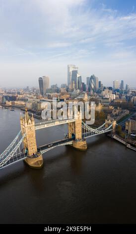 Vista aerea del Tower Bridge in nebbia mattutina, del Tamigi e dello skyline della città di Londra, Inghilterra, Regno Unito Foto Stock