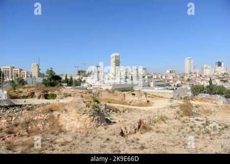 Gerusalemme, estate 2022. Cambia lo skyline del centro città. Alti e moderni edifici che sostituiscono vecchi edifici. Foto Stock