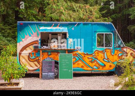 Un camion di cibo mobile, vendor di cibo, stazione di ristoro, chiosco aperto per affari e commercio mentre parcheggiato al parco. Editoriale, nessuno, foto di strada-ott Foto Stock