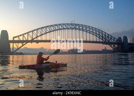 Kayak al porto di Sydney all'alba Foto Stock