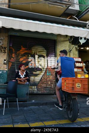 Le porte dei negozi decorate con murali al mercato Mahane Yehuda a Gerusalemme, Israele. Foto Stock