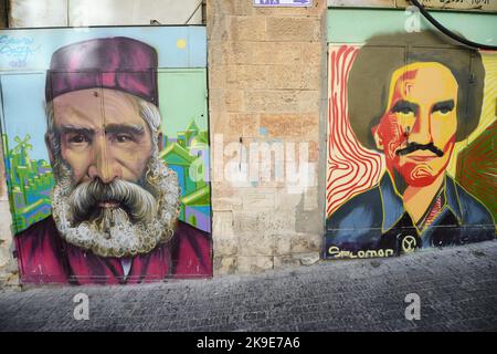 Le porte dei negozi decorate con murali al mercato Mahane Yehuda a Gerusalemme, Israele. Foto Stock