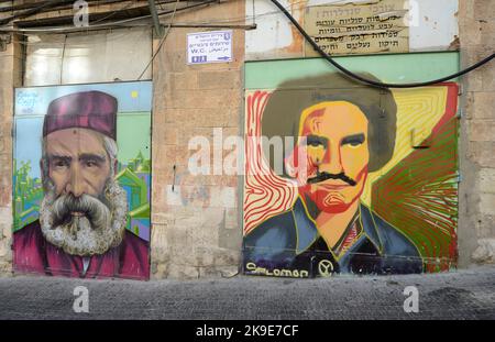 Le porte dei negozi decorate con murali al mercato Mahane Yehuda a Gerusalemme, Israele. Foto Stock