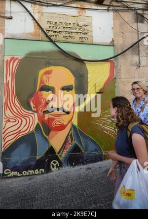 Le porte dei negozi decorate con murali al mercato Mahane Yehuda a Gerusalemme, Israele. Foto Stock