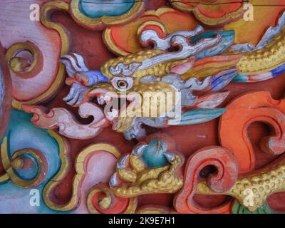 Bella e colorata tradizionale bhutanese scultura in legno di un drago in Zangdkok Palri lhakang vicino a Kurjey nella valle di Bumthang, Bhutan Foto Stock