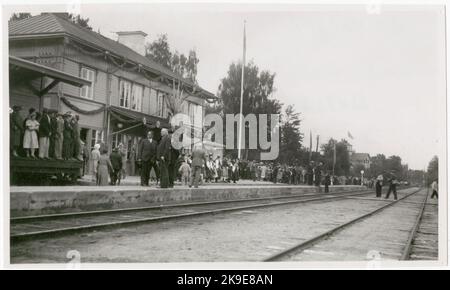 Ljusdal-Hudiksvall 50 Årdelsbo stazione 1938 in previsione del treno anniversario 1888-1938,28 agosto 1938. Stazione costruita nel 1888. Casa stazione a due piani in legno. Nel 1938 la stazione fu ampliata dalla stazione postale e dal magazzino merci e la spedizione fu modernizzata Foto Stock