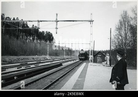 Stinsen attende l'arrivo di treni a vapore trainati da una ferrovia statale, SJ B-locomotive. Foto Stock